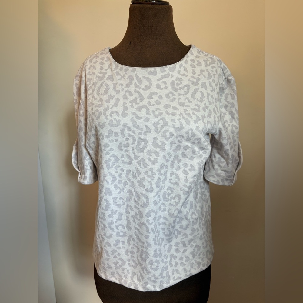 Banana Republic White Gray Leopard Print Knit Short Sleeve Top